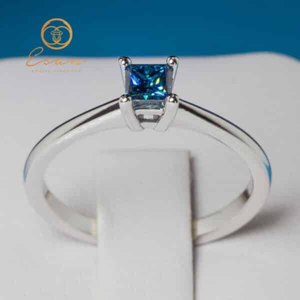Inel de logodna cu diamant albastru patrat