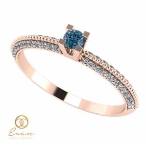 Inel de logodna din aur cu diamant albastru si diamante incolore ES123