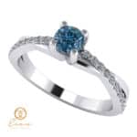 Inel de logodna din aur cu diamant albastru si diamante incolore ES104