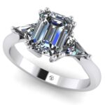 Inel de logodna cu diamant emerald si diamante sec triunghi naturale ES173