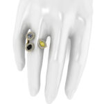 Inel poza pe degetul inelar cu diamante colorate model fashion ES295