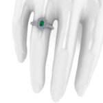 Poza cu inel de logodna pe deget cu smarald emerald si diamante ES301